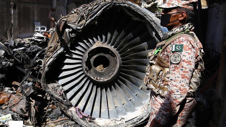 Откриха и втората „черна кутия” на падналия самолет в Пакистан