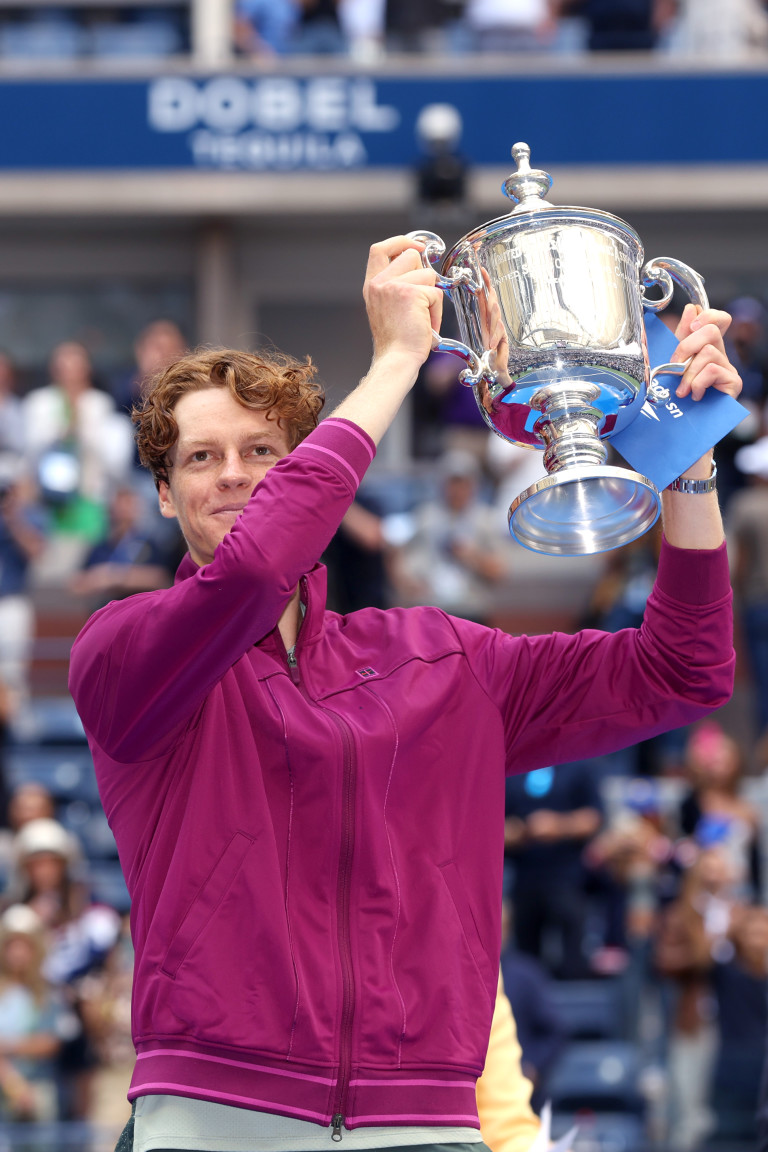 Яник Синер с купата от US Open 2024