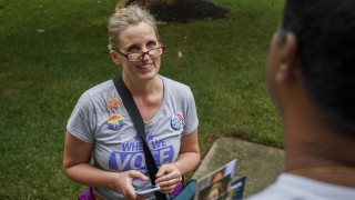 Жената, показала среден пръст на Тръмп, спечели местни избори във Вирджиния