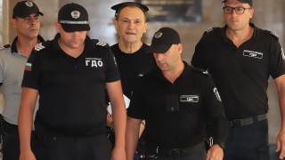 Божков екстрадиран - лъжа, според адвоката му, който показа документи