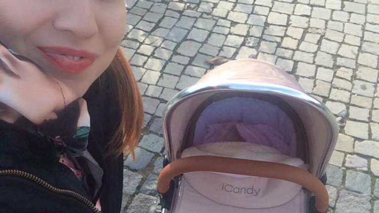 Внучката на Илиана Раева се вози в количка за два бона