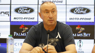 Старши треньорът на Левски Станимир Стоилов говори пред медиите на