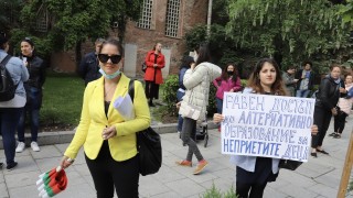 Родители от София излизат на протест пред сградата на Столична