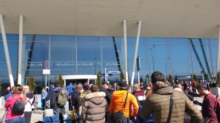 Опашки от хора се извиват на летище "София"