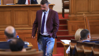 Правилникът на НС с нова екстра, Ива Митева не хареса скъсаните дънки на Филип Станев
