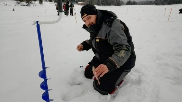 Снежна буря връхлетя участниците на Световното първенство по риболов на