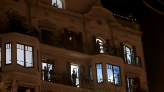 Хиляди испанци живеещи затворени със седмици в домовете си под