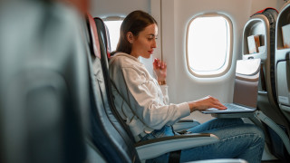 Празната седалка по средата на реда в самолета е истински