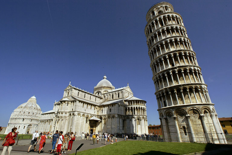 Резултат с изображение за „Наклонената кула в Пиза.“