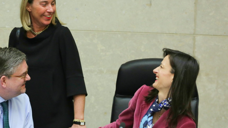 "Не е време за теории", Мария Габриел се бори с дезинформацията