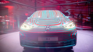 Германският автомобилен концерн Volkswagen представи днес в Берлин изцяло електрически