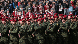 Видеоконферентна връзка с българските контингенти зад граница проведоха военният министър