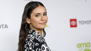 Нина Добрев със снимка от спешното