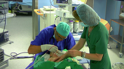 Изключително тежка операция спаси румънка и бебето й в болницата в Бургас