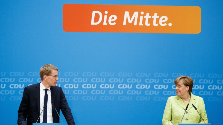 Меркел: Макрон носи надежда на милиони французи и европейци