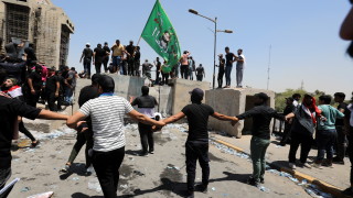 Стотици протестиращи нахлуха в шведското посолство в иракската столица Багдад