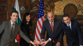 Вицепремиерът и министър на външните работи Мария Габриел заедно с