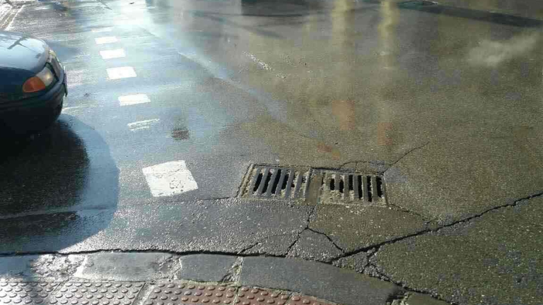 Крадци отмъкват решетки на шахти във Варна