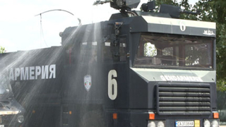 Феновете на Стяуа към стадиона с бронирани коли