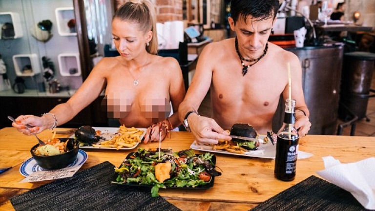 Къде може да обядвате голи в Берлин? (СНИМКИ)