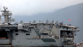 25 моряци с коронавирус на американски самолетоносач