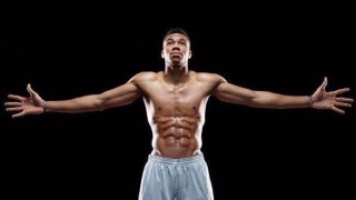 Янис Адетокумбо прави повече от впечатляващ сезон като записва средно