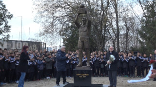 Откриха паметника на Аян Садъков в парк "Лаута"