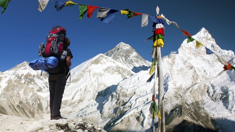 Шерп изкачи Еверест за първи път след бедствията в Непал