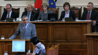 Сините подкрепиха новия бюджет, но се разграничиха от правенето му