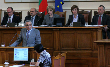 Защо няма българи в кабинета на еврокомисаря ни?