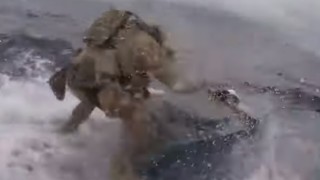 Американски командос скочи на движеща се наркоподводница при операция