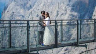 Щастлива булка облечена в рокля създадена от екипа на дизайнерката