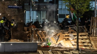 Нидерландската полиция за борба с безредиците е арестувала около 125 души