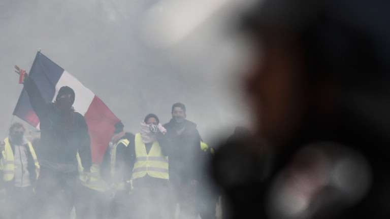 Полицията в Париж използва гумени куршуми и сълзотворен газ, за