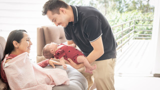 Новороденото има само три нужди топлината на майчината прегръдка