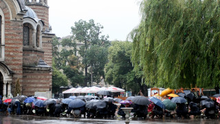 Хиляди чакаха в дъжда, за да се простят с Кристиан Таков