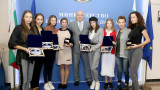  Министър Кралев награди националния отбор по художествена гимнастика за медалите от Световното състезание 