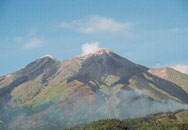 Вулкан на о. Сиау прогони хиляди от домовете им