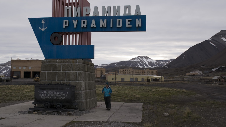 Пирамида е изоставено руско миньорско селище, намиращо се в архипелага