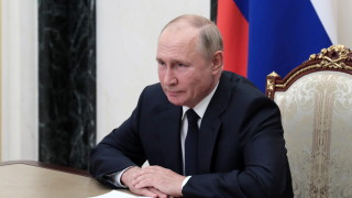 Путин раздава пари на полицаите и военните преди парламентарните избори в Русия