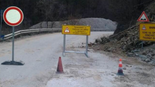Паднали камъни и ремонти ограничават движението в части на страната