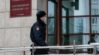 Руските власти задържаха петима съветници на вкарания в ареста опозиционер