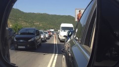 Нова среща между АПИ, полицията и общината за трафика през Кресна и 6-те секунди за пешеходците