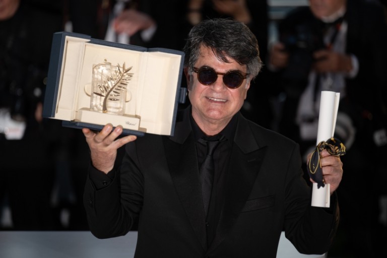 Джафар Панахи с наградата "Златна палма" от филмовия фестивал в Кан