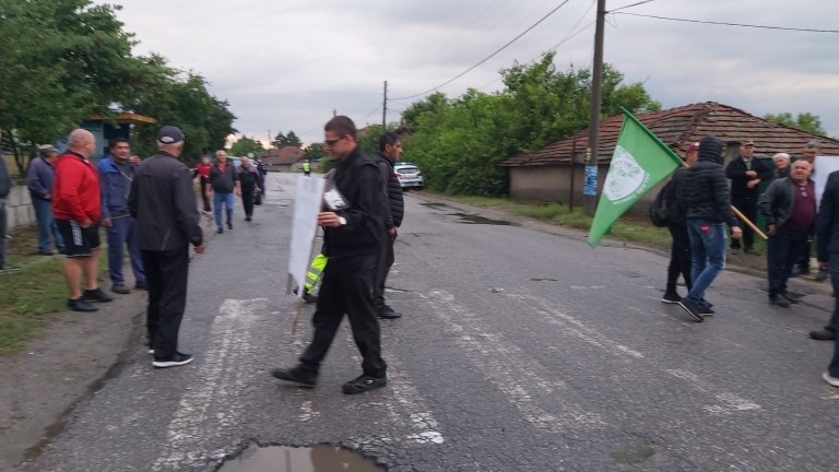 Протест заради разбит път в село Обручище