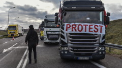 Около 100 камиона пресякоха границата между Полша и Украйна