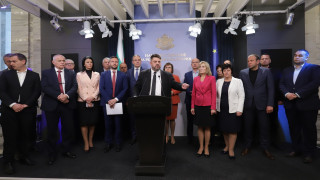 Цялата парламентарна група на БСП напусна възмутено пленарната зала в
