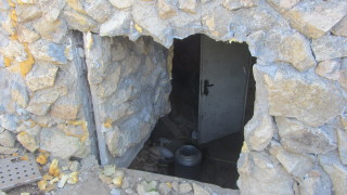 Криминалисти разкриха наркооранжерия с таен вход в казанлъшка местност Спецоперацията