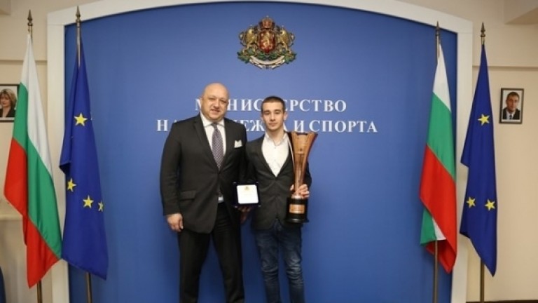 Министър Кралев награди Иван Влъчков с почетен плакет на ММС