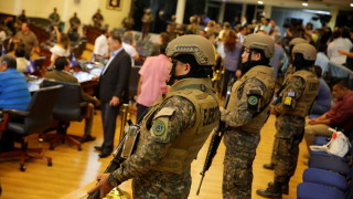 Тежко въоръжени полицаи и войници нахлуха в парламента на Салвадор